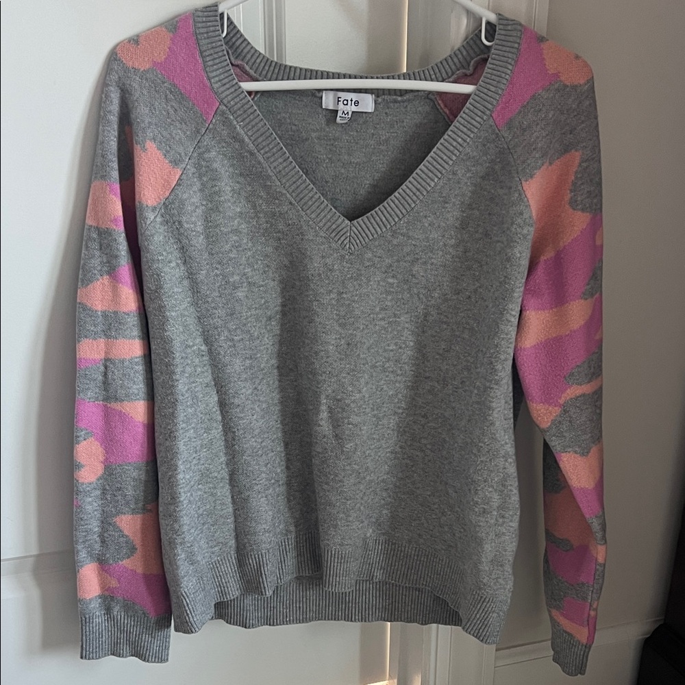 Fate V-Neck Sweater in Gray and Pink